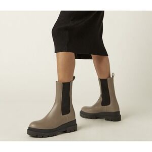 La Canadienne sz 41 Womens Braydon Sleek Leather Chelsea Lug Boot Chunky Fall